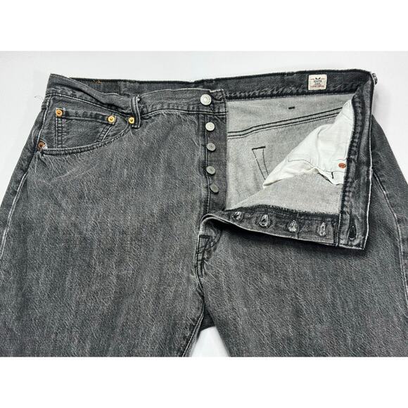 Levi's 501 Men's Straight Leg Button Fly Gray Denim Jeans - Size 42x32 (40x29) - Picture 2 of 7